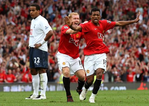 危险！爱德华兹与杜兰特相撞痛苦倒地，随后返回更衣室检查.